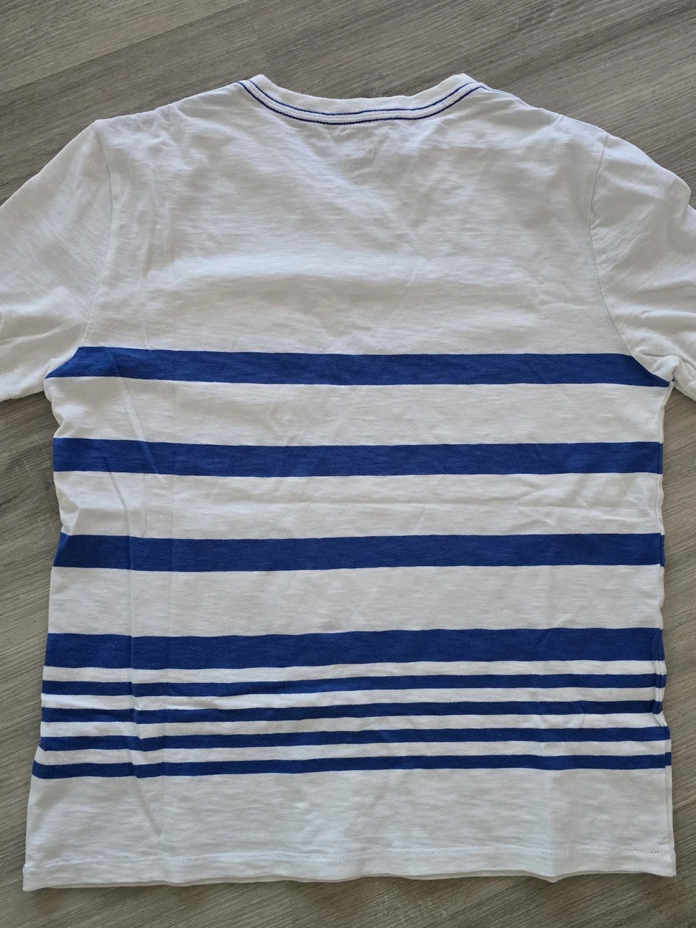 GAP | White V‑Neck Tee with Blue Stripes and Pocket | Size Kids XL